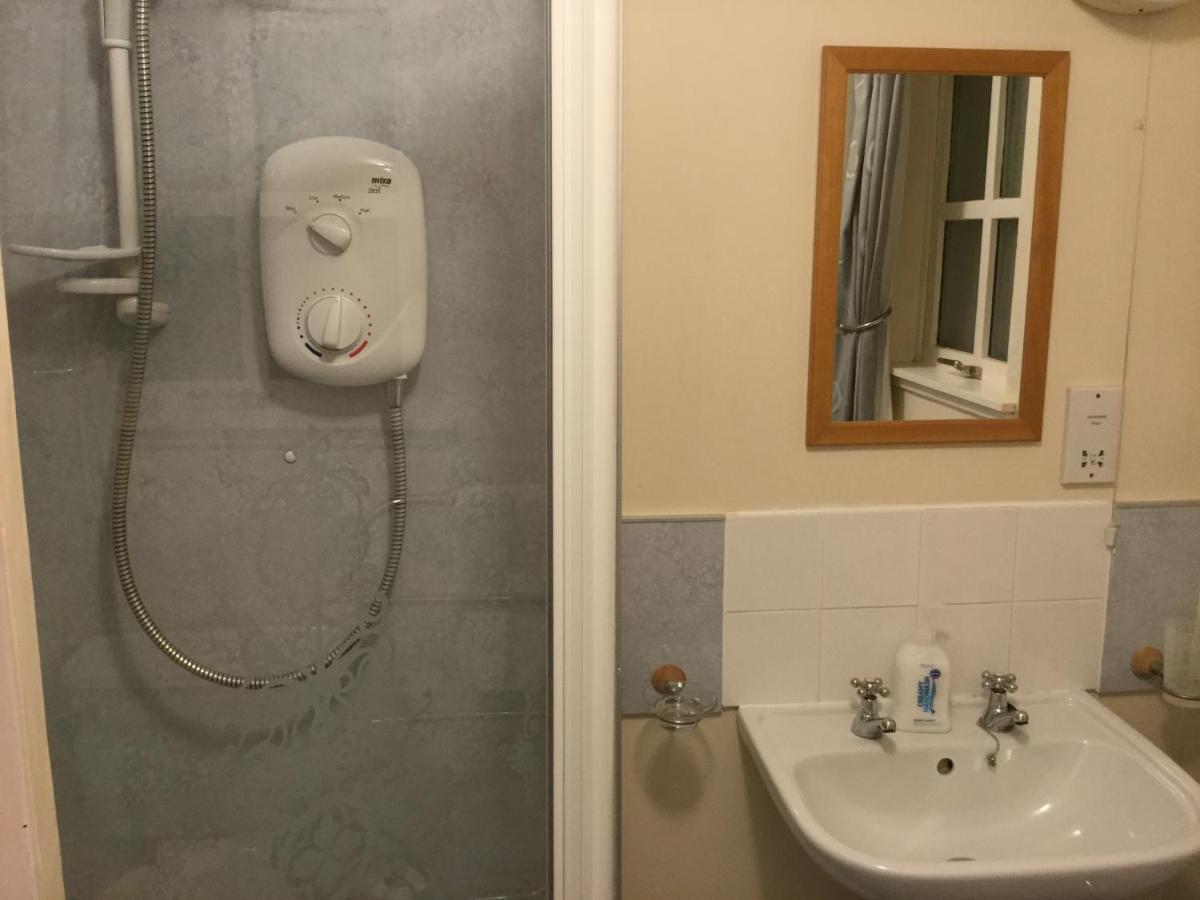 Three-Bedroom Old Cottage Free Parking إينفيرنيس المظهر الخارجي الصورة